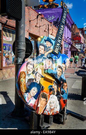 Street art guitare peinte avec célèbre Honky Tonk et la musique Country stars sur Broadway au centre-ville de renommée Abaisser Nashville, TN Banque D'Images