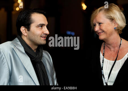 Copenhague, Danemark, 9 novembre 2014 : directeur documentaire iranien exilé Ahmad Jalali Farahani photographié avec producteur Anja Dahllhoff juste avant la première de leur nouveau film documentaire "Nous sommes des journalistes". Le film montre les conditions extrêmement difficiles pour le journalisme libre en Iran à travers la propre expérience Farahani comme journaliste dans le pays, ses multiples emprisonnements à cause de ce film et son sujet à de graves tortures. Credit : OJPHOTOS/Alamy Live News Banque D'Images