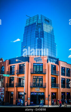 L'Honky Tonk bar central inférieur sur Broadway, le célèbre quartier des divertissements de la musique country, dans le centre de Nashville, TN Banque D'Images