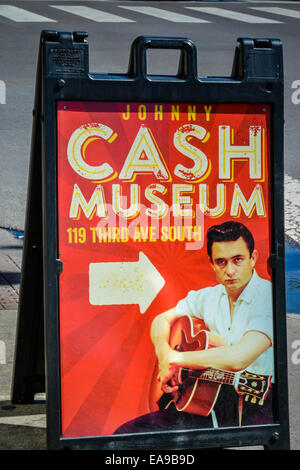 Signe du sandwich les touristes à la demande du musée de Johnny Cash sur Broadway inférieur au centre-ville de Nashville, TN Banque D'Images