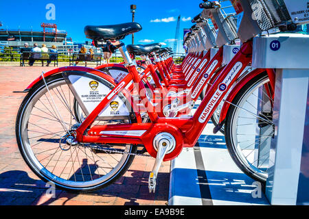 Plusieurs vélos rouge appartenant à Nashville B cycle, sont prêts à louer et alignés sur Broadway inférieur au centre-ville de Nashville, TN Banque D'Images