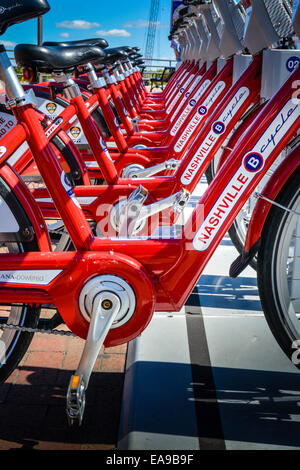 Plusieurs vélos rouge appartenant à Nashville B cycle, sont prêts à louer et alignés sur Broadway inférieur au centre-ville de Nashville, TN Banque D'Images