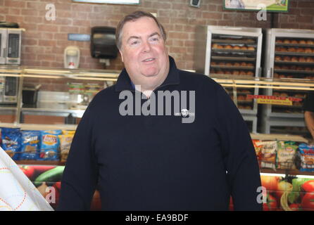 Joueur de football et NFL haut Projet de perspective Anthony Barr dévoile une statue d'aliments fabriqués à partir de légumes frais du métro options. Également sur la main est Eric LeGrand, a pris sa retraite de baseball, pour servir en tant que membre de Barr, au restaurant Subway Banque D'Images