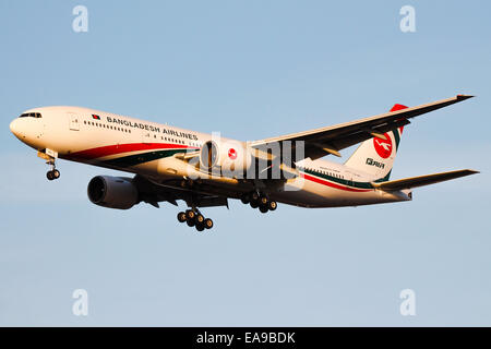 Biman Bangladesh Airlines Boeing 777-200 de la piste 27R à l'approche de l'aéroport Heathrow de Londres. Banque D'Images