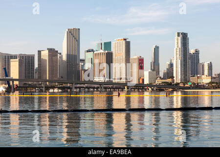 Gratte-ciel de la ville de Miami se reflètent dans les eaux calmes de la baie de Biscayne dans la lumière du soleil tôt le matin, en Floride, aux États-Unis. Banque D'Images