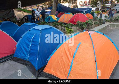 Les manifestants réclament des mesures sur les 43 élèves croyaient disparues exécutés par des policiers corrompus prendre une pause dans leur camp occupant la place principale, le 8 novembre 2014 à Oaxaca, au Mexique. Les 43 élèves absent pendant plus de six semaines sont présumée morte après des restes humains calcinés ont été pêché d'une rivière et ses rives le 7 novembre 2014. Banque D'Images