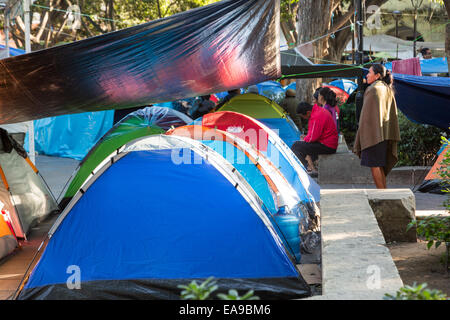 Les manifestants réclament des mesures sur les 43 élèves croyaient disparues exécutés par des policiers corrompus prendre une pause dans leur camp occupant la place principale, le 8 novembre 2014 à Oaxaca, au Mexique. Les 43 élèves absent pendant plus de six semaines sont présumée morte après des restes humains calcinés ont été pêché d'une rivière et ses rives le 7 novembre 2014. Banque D'Images