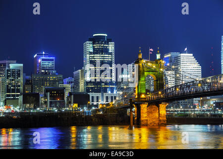 Le centre-ville de Cincinnati aperçu dans la nuit Banque D'Images