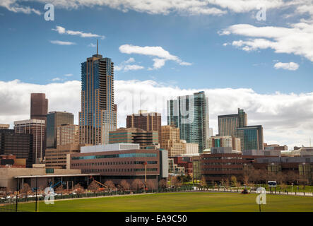 Paysage urbain du centre-ville de Denver sur une journée ensoleillée Banque D'Images