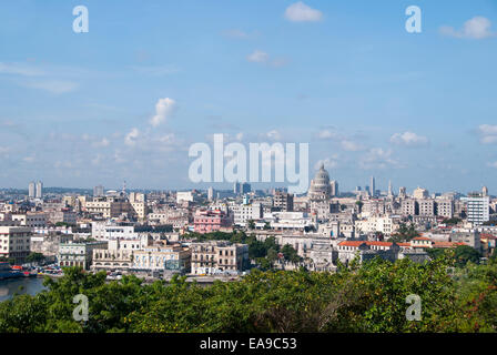 Une vue sur la skyline de La Havane comme vu à partir d'une colline, dans le quartier de Casablanca. Banque D'Images