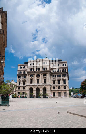 La Lonja del Comercio (Chambre de Commerce) et de l'ancien stock exchange à la Plaza de San Francisco de Asís Vieille Havane, Cuba Banque D'Images