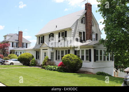 Dutch Colonial Revival house, Hollis Park Gardens, Queens, New York Banque D'Images