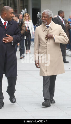 Ancien Secrétaire général de l'Organisation des Nations Unies, Koffi Annan quitte la BBC Studios à Londres à la suite de discours à l'école filles nigérianes manquant comprend : Kofi Annan Où : London, Royaume-Uni Quand : 07 mai 2014 Banque D'Images