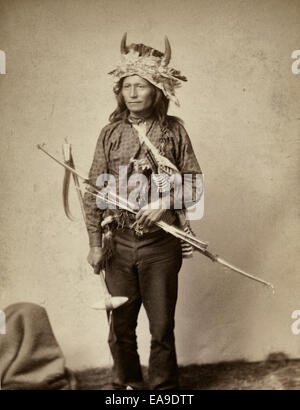 'Petite', instigateur de la révolte des indiens à Pine Ridge, 1890. Peu d'Oglala, leader du groupe, portrait studio, debout, face à l'avant, portant une coiffe de l'avertisseur sonore, pantalon et chemise, et la tenue d'arc, de flèches et de tomahawk Banque D'Images