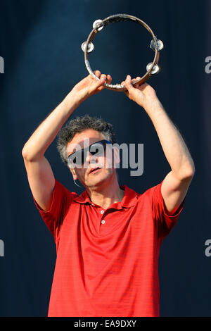 BENICASSIM, ESPAGNE - 17 juillet : le joueur de tambourin James (groupe de rock anglais de Manchester) le rendement au Festival. Banque D'Images