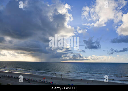 Les nuages de tempête sur l'océan Atlantique près de Myrtle Beach, en Caroline du Sud. Banque D'Images