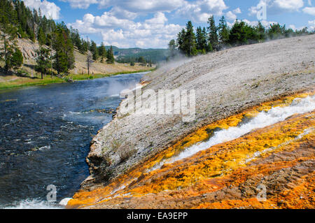 Les paysages pittoresques de l'activité géothermique de Parc National de Yellowstone USA - Midway Geyser Basin Banque D'Images