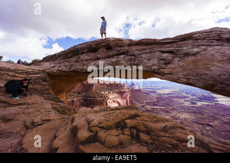 Mesa Arch. Canyonlands National Park, Île dans le ciel de la région. L'Utah, USA. Banque D'Images