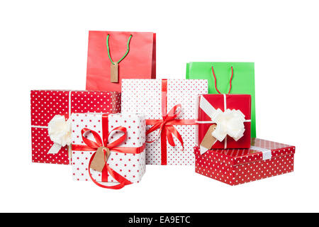 Pile de cadeaux de Noël et giftbags isolé sur fond blanc Banque D'Images