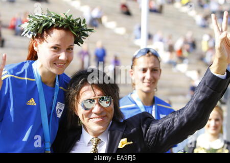 Le gagnant du championnat de marathon Grec, Sofia Riga (à gauche), pose avec le maire de Marathon, Ilias Psinakis (droite). Le championnat national de Marathon grec a eu lieu dans le cadre de la 32e Marathon d'Athènes la foi. La course des hommes a été remporté par Laurent Merousis, tandis que Sofia Riga a pris la victoire chez les dames. © Michael Debets/Pacific Press/Alamy Live News Banque D'Images