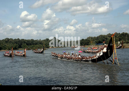 Aranmula Vallamkali (Aranmula Snake Boat Race Festival), qui a eu lieu au cours de Onam dans le sud-ouest de l'État indien du Kerala. Banque D'Images