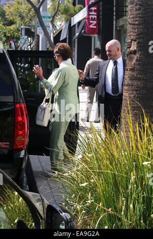 Leader de la minorité de la Chambre des représentants, Nancy Pelosi dehors et environ dans la région de Beverly Hills portant un costume vert lime Avec : Nancy Pelosi Où : Los Angeles, California, United States Quand : 07 mai 2014 Banque D'Images