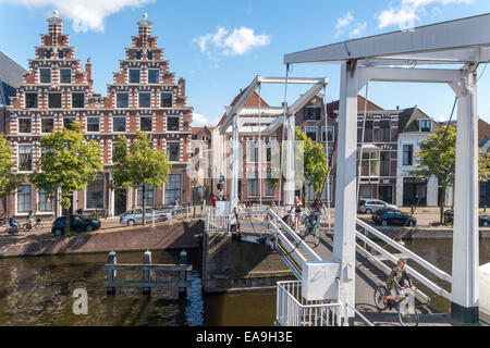 Pont-levis en bois Haarlem pour vélos motos cycles. Gravestenen avec pont de l'ancienne brasserie Olyphant (1606). Canal de la rivière Spaarne. Banque D'Images