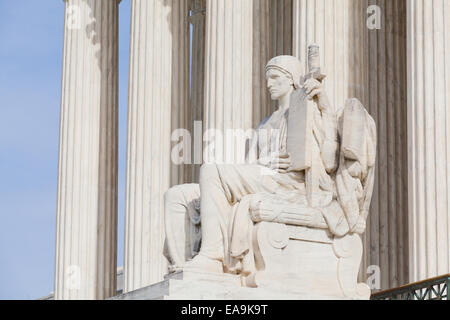 L'autorité de la Loi statue devant le bâtiment de la Cour suprême des États-Unis - Washington, DC USA Banque D'Images