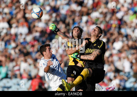 Montevideo, Uruguay. Nov 9, 2014. Carlos de Pena (L) de Nacional convoite la balle avec le gardien Pablo Migliore (R) et Gonzalo Viera de Penarol lors de leur match dans le stade du centenaire, à Montevideo, capitale de l'Uruguay, le 9 novembre 2014. Crédit : Nicolas Celaya/Xinhua/Alamy Live News Banque D'Images