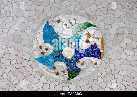 Trencadis mosaic par sur le plafond de la salle hypostyle dans le parc Guell, Barcelone, Catalogne, espagne. Banque D'Images