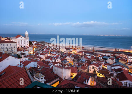 Ville de Lisbonne dans la soirée au Portugal. Vue sur le vieux quartier d'Alfama et le Tage. Banque D'Images