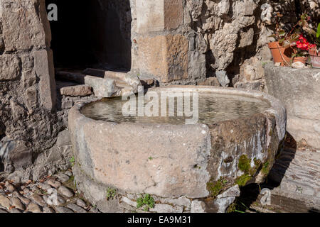 Le bassin d'origine de la Fontaine St Cristofol église à Peyre (France). Peyre, un bassin de la fontaine de l'église St Christofol. Banque D'Images