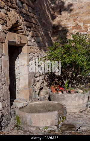 Le bassin d'origine de la Fontaine St Cristofol église à Peyre (France). Peyre, un bassin de la fontaine de l'église St Christofol. Banque D'Images