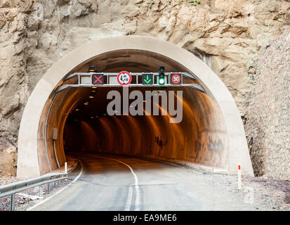 Entrée d'un tunnel routier avec panneaux de circulation Banque D'Images