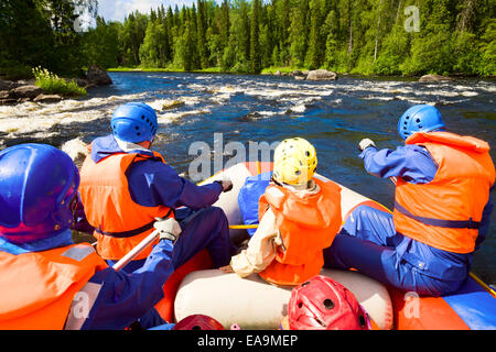 Les chevrons dans un bateau de rafting sur la rivière Pistojoki en Carélie, Russie Banque D'Images