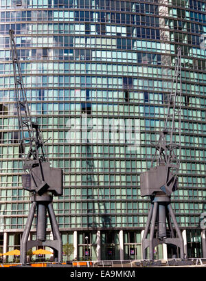 Vieux grues docks en dehors de London Marriott Hotel West India Quay, Canary Wharf Banque D'Images