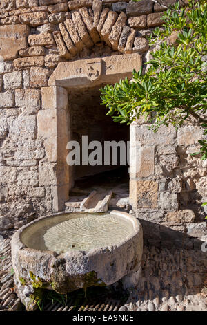 Le bassin d'origine de la Fontaine St Cristofol église à Peyre (France). Peyre, un bassin de la fontaine de l'église St Christofol. Banque D'Images