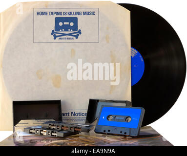 Disque vinyle graphiques rétro avec manchon intérieur des années 1980, la campagne de lutte contre la violation du droit d'auteur joue avec lecteur de cassettes Banque D'Images
