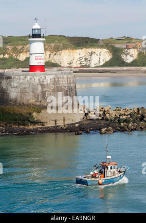 Petit bateau de pêche de retour au port de Newhaven Sussex, UK Banque D'Images