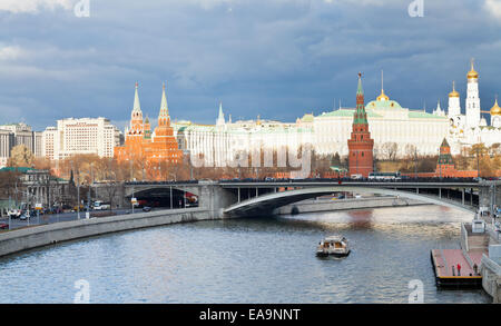 Moscou, Russie - le 2 novembre 2014 : avis de pont Bolshoy Kamenny à Moskva, remblai et du Kremlin à Moscou en automne da Banque D'Images