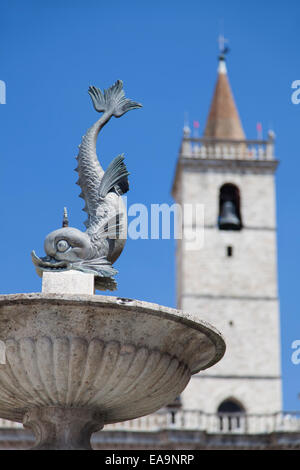 Fontaine et Duomo (cathédrale) à Piazza Arringo, Ascoli Piceno, Marches, Italie Banque D'Images