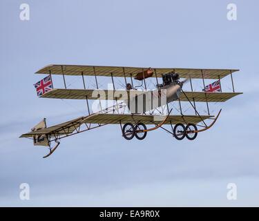 Avro Triplane replica volant à Ancien directeur de l'aérodrome, Bedfordshire, en octobre 2014 Banque D'Images