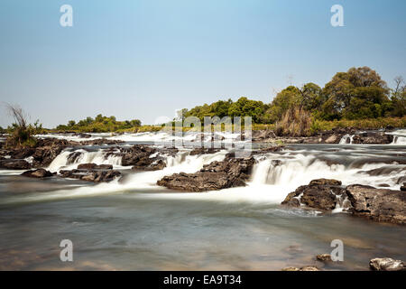 Célèbre Popa falls dans la région de Caprivi, au nord de la Namibie, avec une longue exposition Banque D'Images