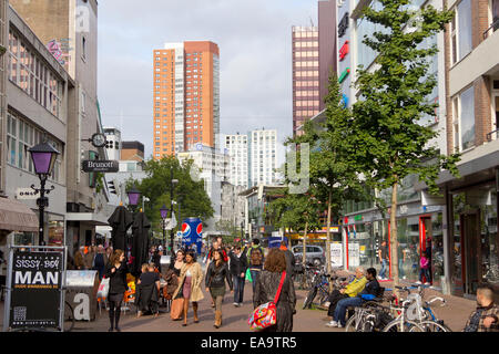 La rue commerçante animée de Oude Binnenweg, Rotterdam, Pays-Bas. Banque D'Images