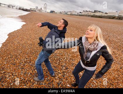 Un couple bénéficiant d'une journée au bord de la région de Brighton de vêtements chauds pour l'hiver Banque D'Images