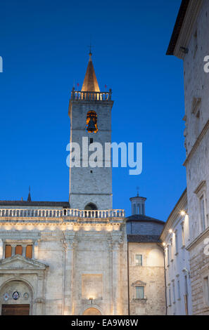 Duomo (cathédrale) à Piazza Arringo au crépuscule, Ascoli Piceno, Marches, Italie Banque D'Images