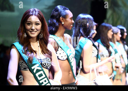 Makati City, Philippines. 10 Nov, 2014. Les participants assistent à l'élection de Miss Terre 2014 pageant à Makati City, Philippines, le 10 novembre 2014. Un total de 86 participants de tous les coins du monde ont pris part à la compétition. Credit : Rouelle Umali/Xinhua/Alamy Live News Banque D'Images