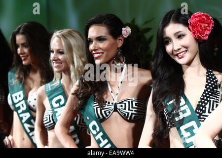 Makati City, Philippines. 10 Nov, 2014. Les participants assistent à l'élection de Miss Terre 2014 pageant à Makati City, Philippines, le 10 novembre 2014. Un total de 86 participants de tous les coins du monde ont pris part à la compétition. Credit : Rouelle Umali/Xinhua/Alamy Live News Banque D'Images