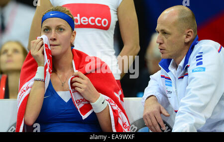 L'équipe tchèque a remporté la Fed Cup en battant l'Allemagne 3-1 à Prague's O2 arena aujourd'hui, le dimanche, Novembre 9, 2014. Le capitaine tchèque Petr Pala imagée parle à Petra Kvitova jouant contre l'Allemande Angelique Kerber. (CTK Phtoto/Michal Dolezal) Banque D'Images