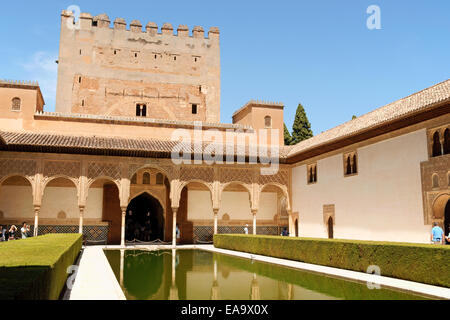 Granada, Espagne - 14 août 2011 : Détail de la Tour de Comares et la Cour des Myrtes ou cour de la bénédiction dans l'Alhambra. Banque D'Images